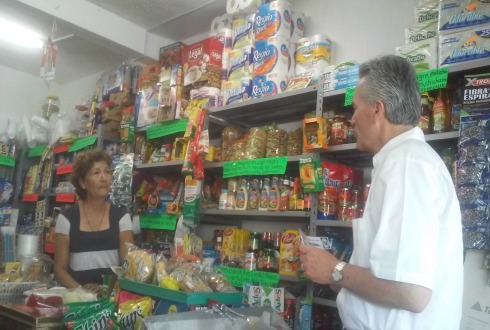 Ptersen habló con comerciantes para ofrecerles sus propuestas de campaña. (Foto: Liliana Razo)